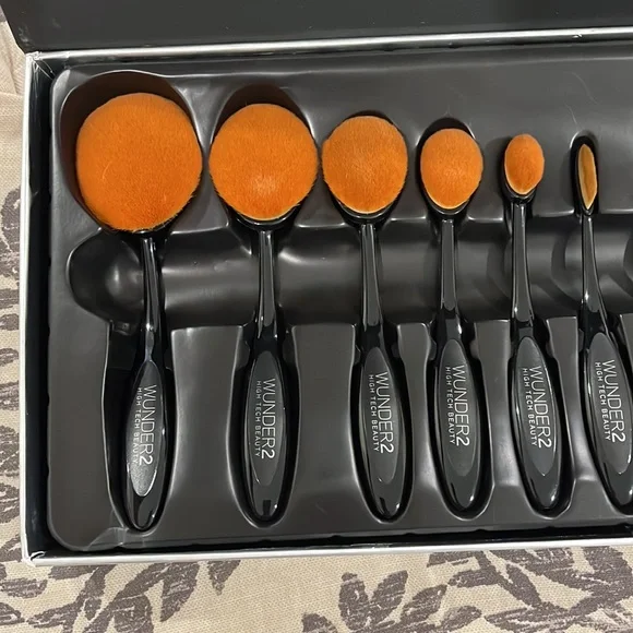 New in box WONDER2 make up brush set